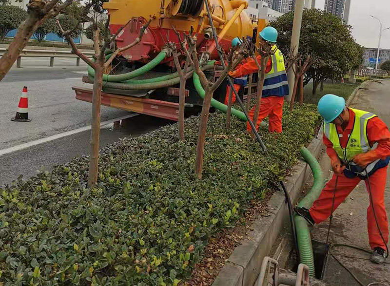 乌拉特后市政管道清淤
